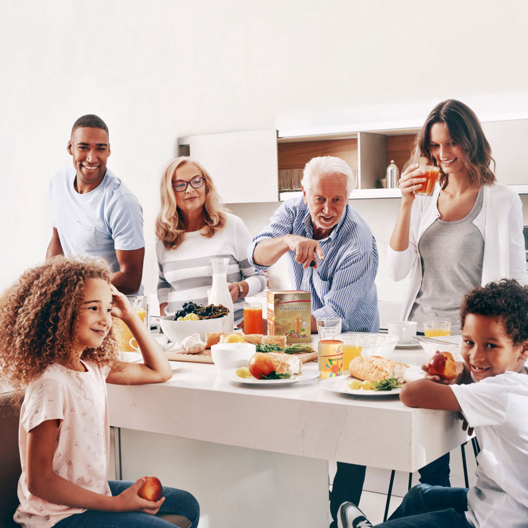 Optimal-Set (PowerCocktail & Restorate)
FitLine Optimal-Set förser din familj med viktiga vitaminer och näringsrika mineraler varje dag. Vår helhetssyn är att fylla näringsluckan i din kost, eftersom ditt välbefinnande är viktigt.