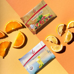 Optimal-Set (PowerCocktail & Restorate)
FitLine Optimal-Set förser din familj med viktiga vitaminer och näringsrika mineraler varje dag. Vår helhetssyn är att fylla näringsluckan i din kost, eftersom ditt välbefinnande är viktigt.