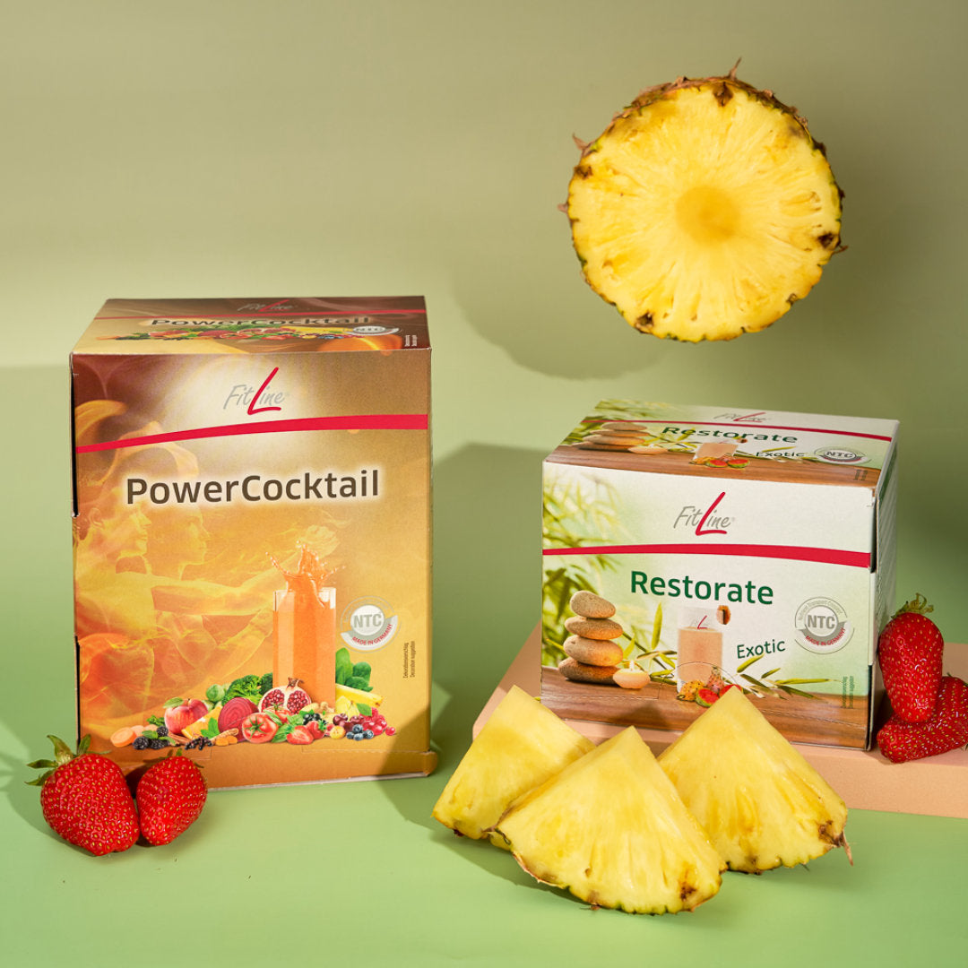 Optimal-Set (PowerCocktail + Restorate Exotic)
FitLine Optimal-Set förser din familj med viktiga vitaminer och näringsrika mineraler varje dag. Vår helhetssyn är att fylla